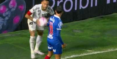 Coutinho chuta, mas Ronaldo salva o Bahia, aos oito segundos Foto: Reprodu&ccedil;&atilde;o de v&iacute;deo SporTV / Jogada10