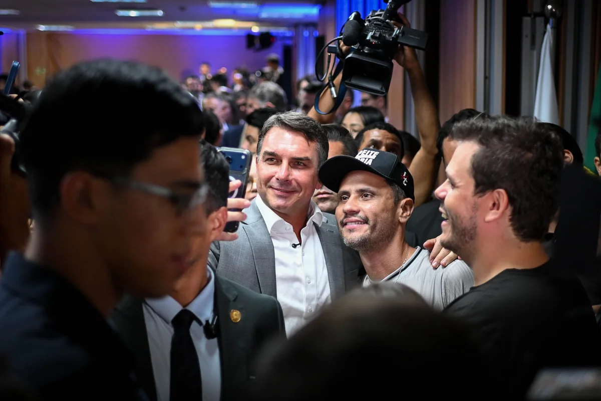 Cleitinho confirma presença no ato de Flávio Bolsonaro em BH neste sábado
