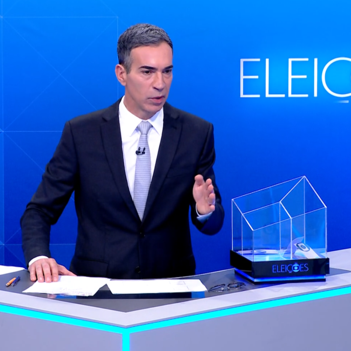 Opinião: Tralli se salva no fim e evita virar peça decorativa de Flávio e Lula em debate