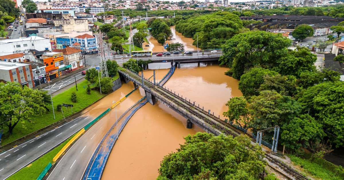 Chuvas causam transtornos em SP e PR, e causam alteração em locais de votação neste 2º turno