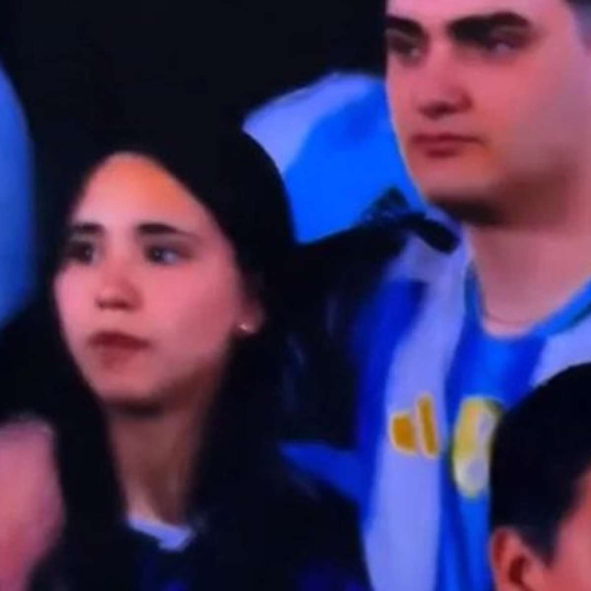 Vídeo: casal protagoniza cena constrangedora no adeus de Messi