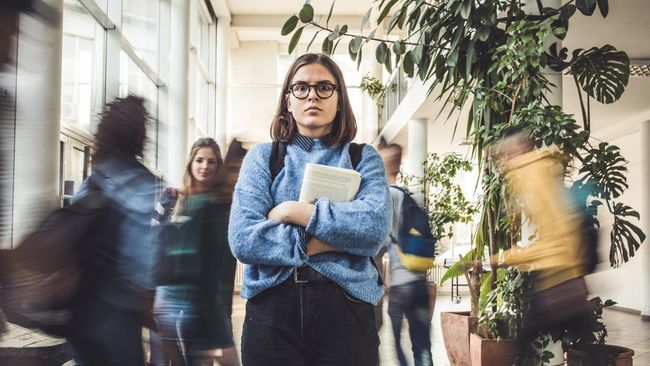 Ada beberapa alasan kenapa orang introvert tidak suka keramaian.