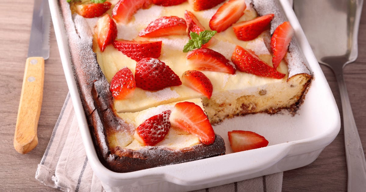 Quer um bolo fofinho para o lanche da tarde? Aprenda essa receita de morango com iogurte