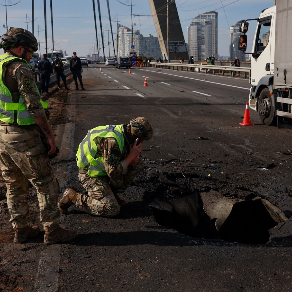 A Rússia ataca a ponte de Kiev enquanto o chanceler alemão visita a Ucrânia em demonstração de apoio