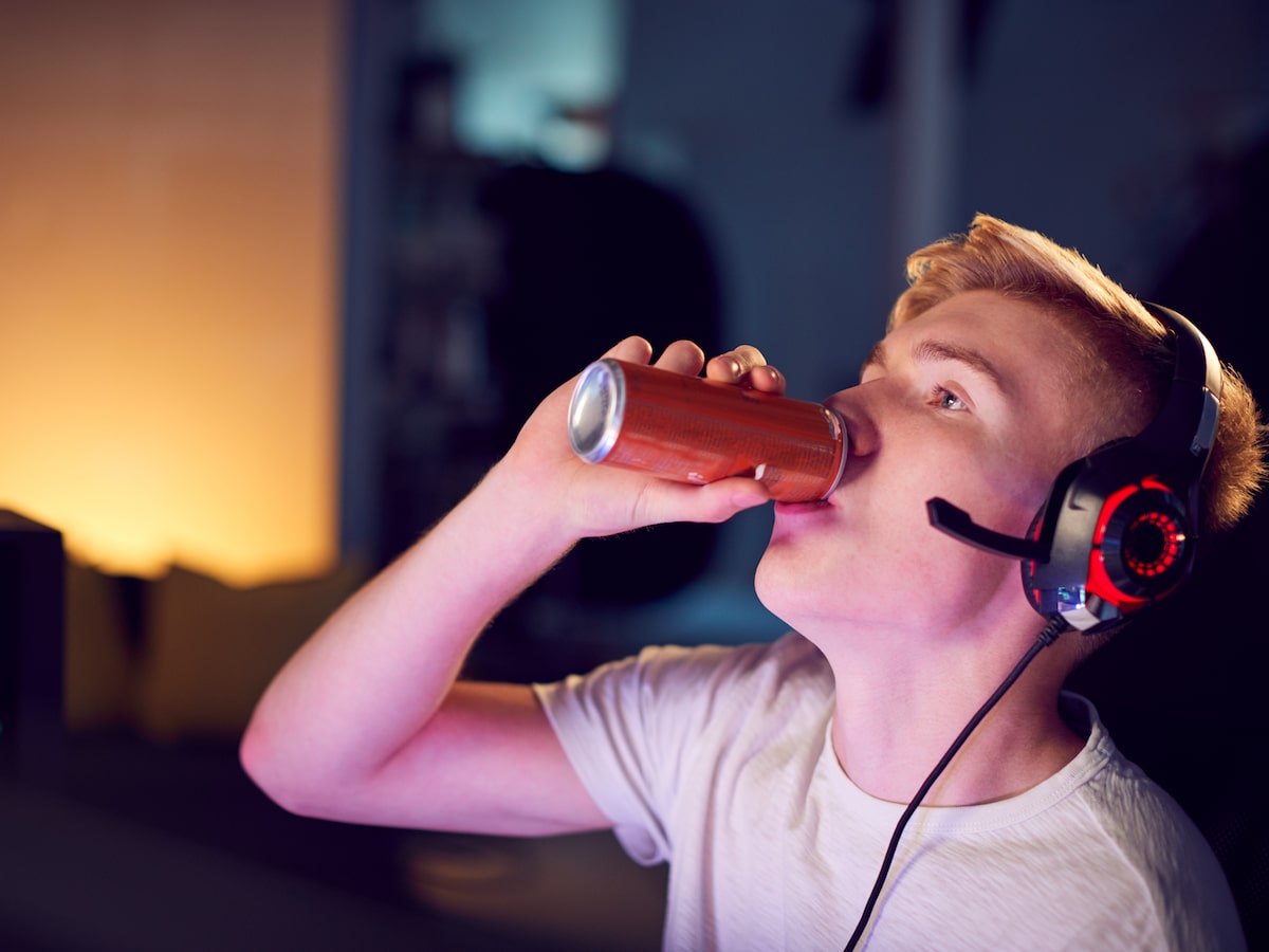 Crianças e adolescentes podem tomar energético? Entenda os riscos para o coração e o aprendizado