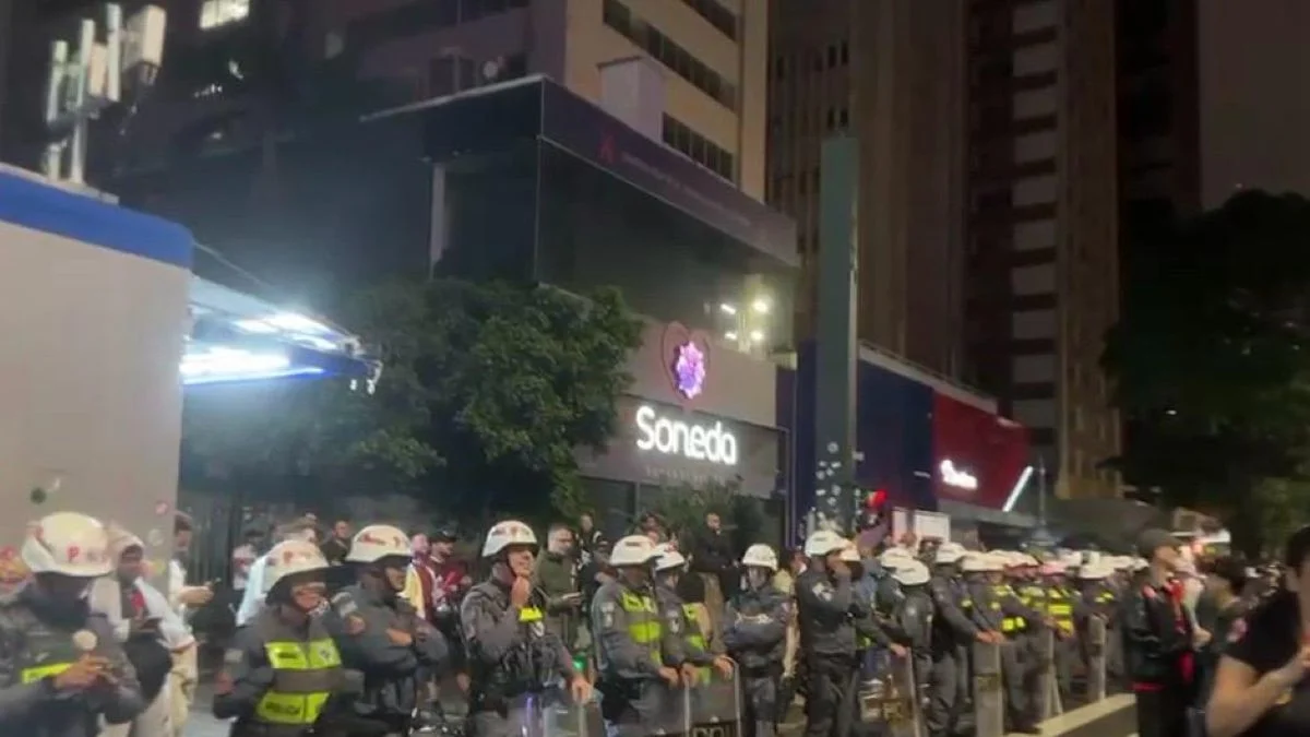 Apoiadores de Flávio e Lula se concentram na Paulista e PM acompanha