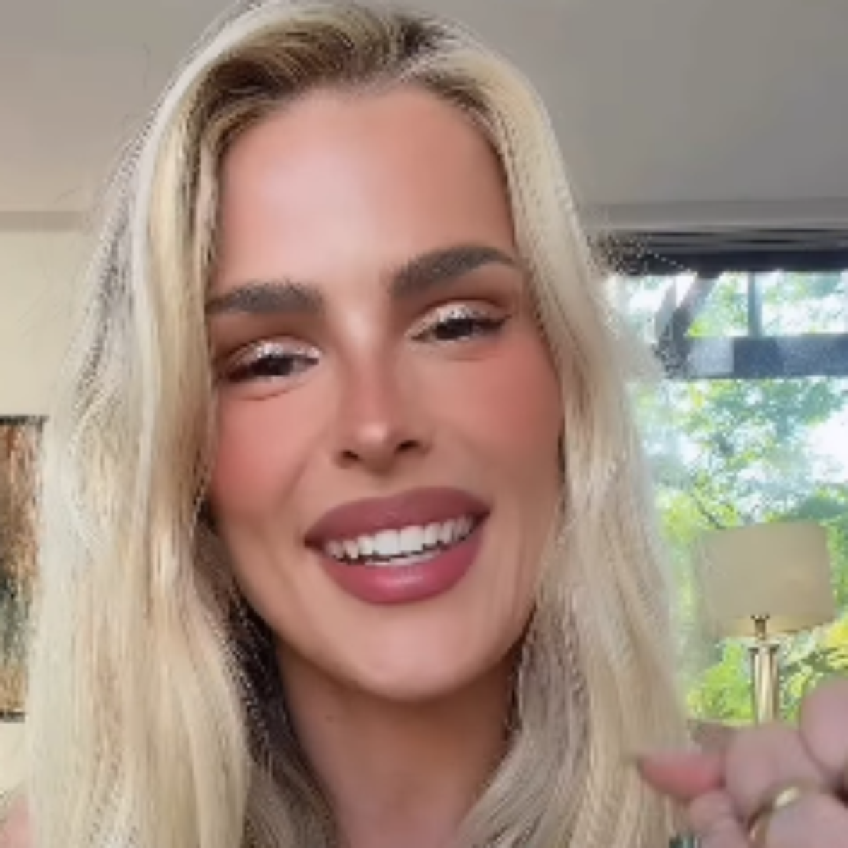 Yasmin Brunet volta ao Instagram após aparecer no caso Vorcaro e detalhe chama a atenção