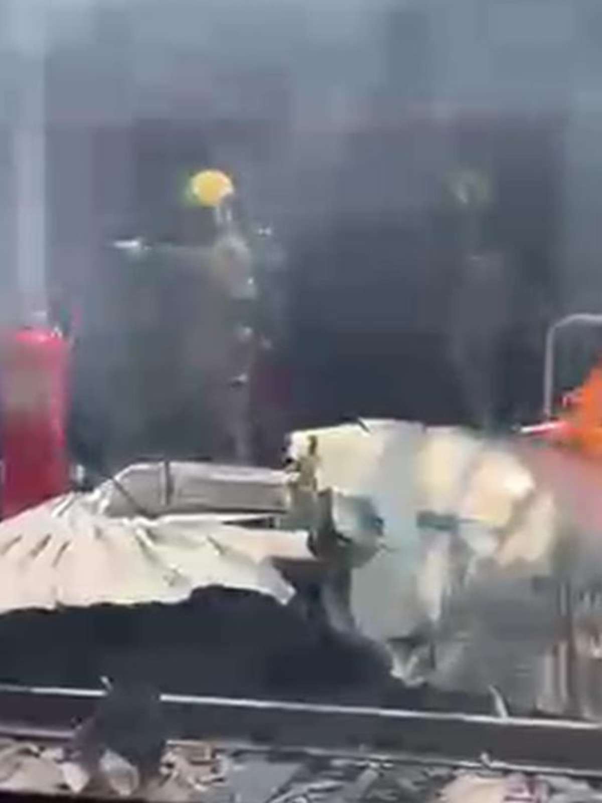 Avião de pequeno porte cai em estação de metrô em BH, e deixa uma vítima fatal