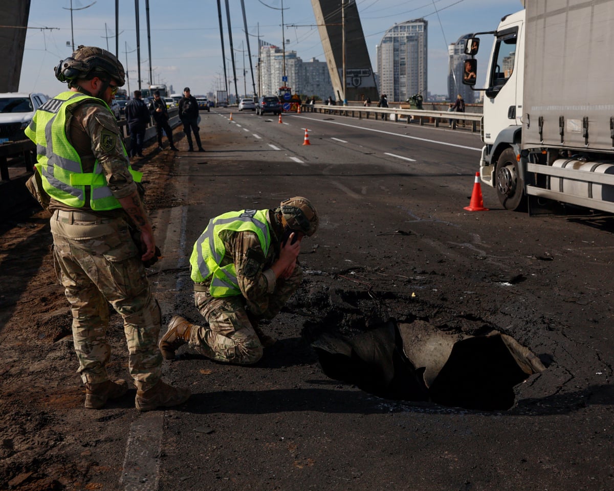 A Rússia ataca a ponte de Kiev enquanto o chanceler alemão visita a Ucrânia em demonstração de apoio