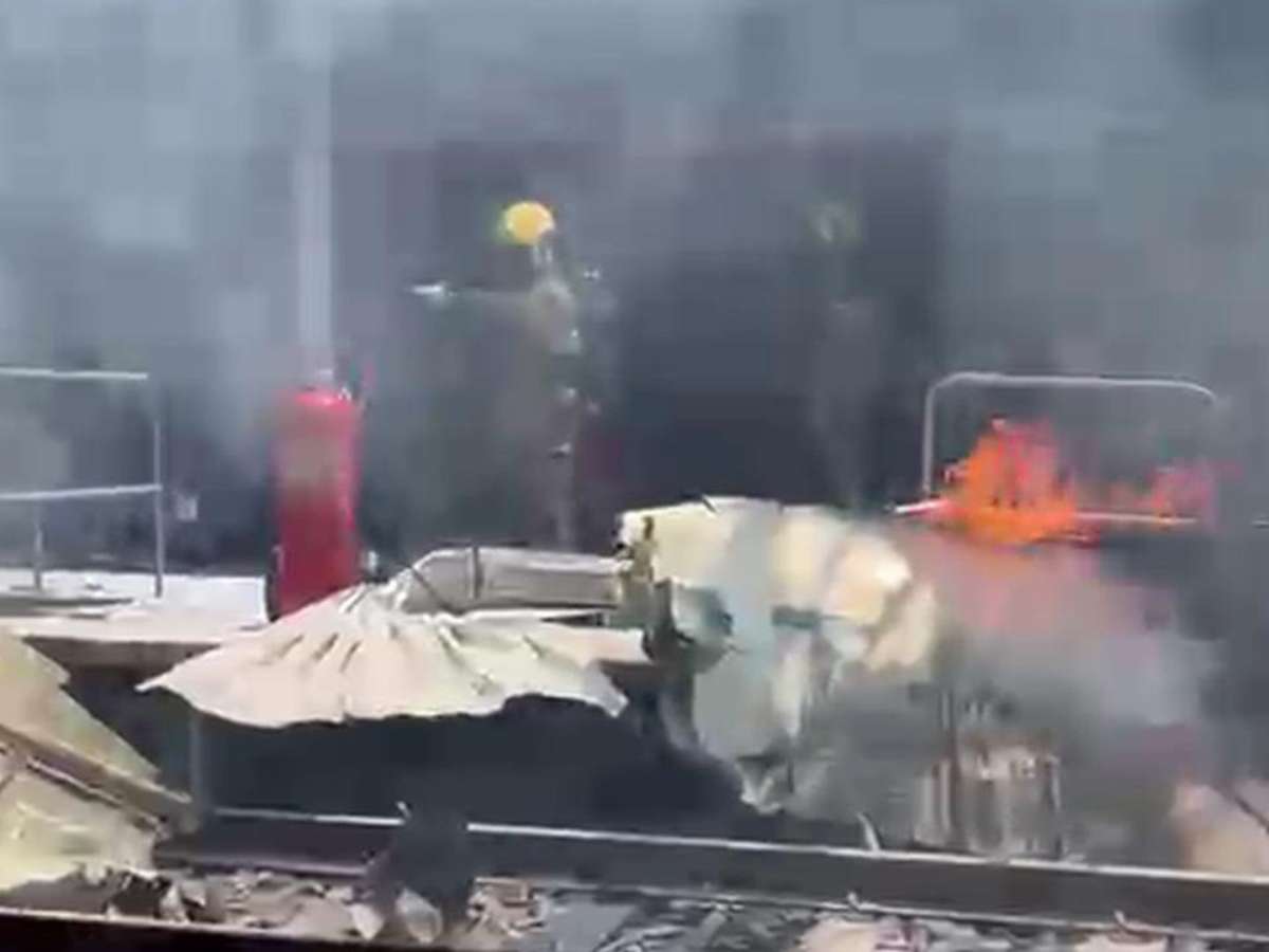 Avião de pequeno porte cai em estação de metrô em BH, e deixa uma vítima fatal