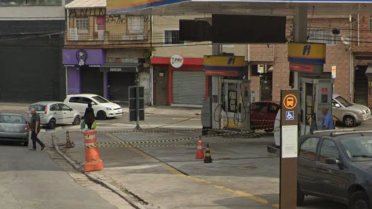 Motociclistas abrem fogo perto de ponto de ônibus, executam 1 e ferem outro