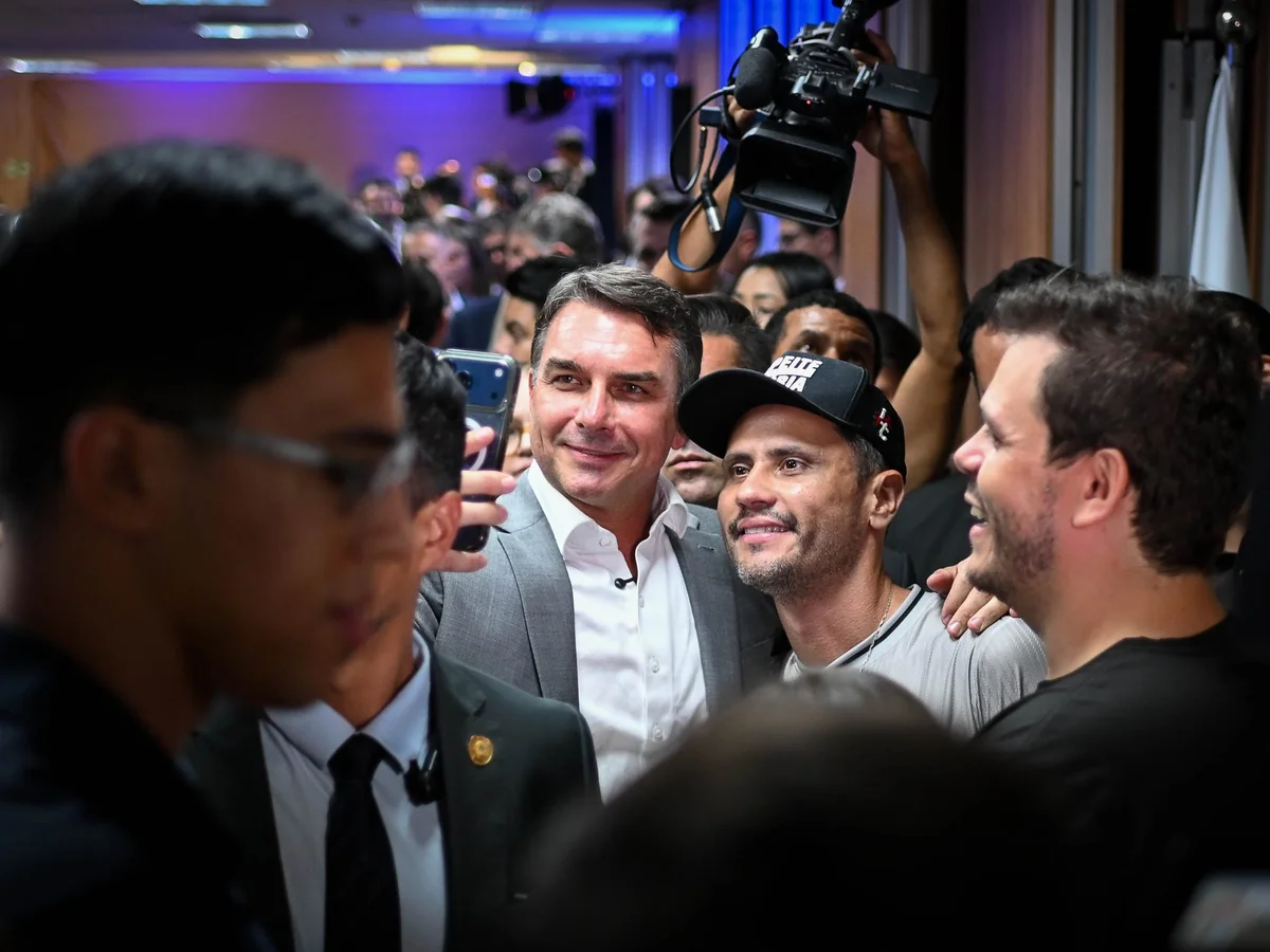 Cleitinho confirma presença no ato de Flávio Bolsonaro em BH neste sábado