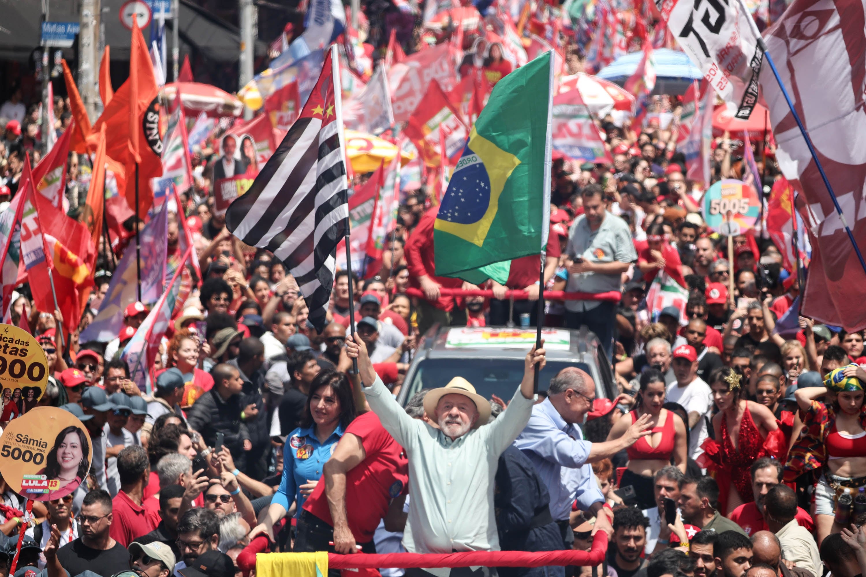 ’De um lado tem a democracia e a soberania, do outro, a barbárie’, diz Lula em caminhada