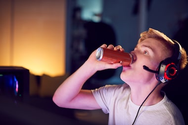 Crianças e adolescentes podem tomar energético? Entenda os riscos para o coração e o aprendizado