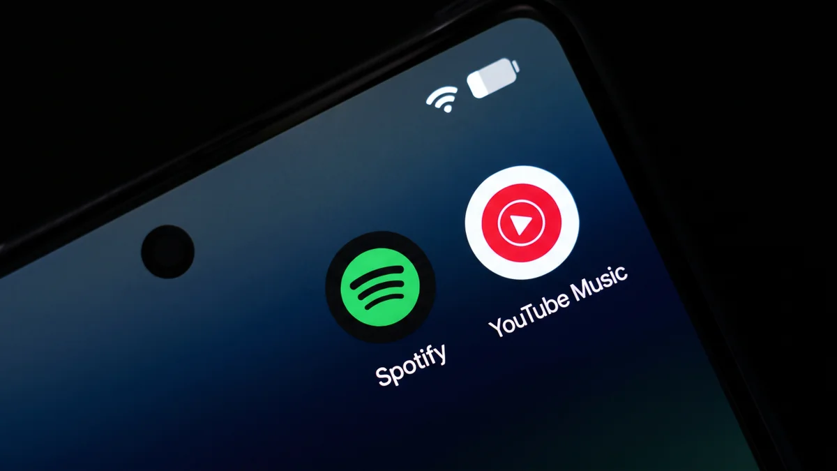Celular com os ícones de Spotify e YouTube Music