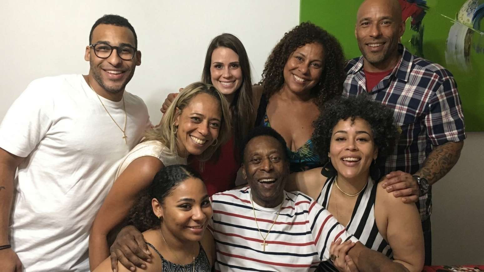Pel&eacute; com seus filhos: pend&ecirc;ncias financeiras atrasam a partilha dos bens