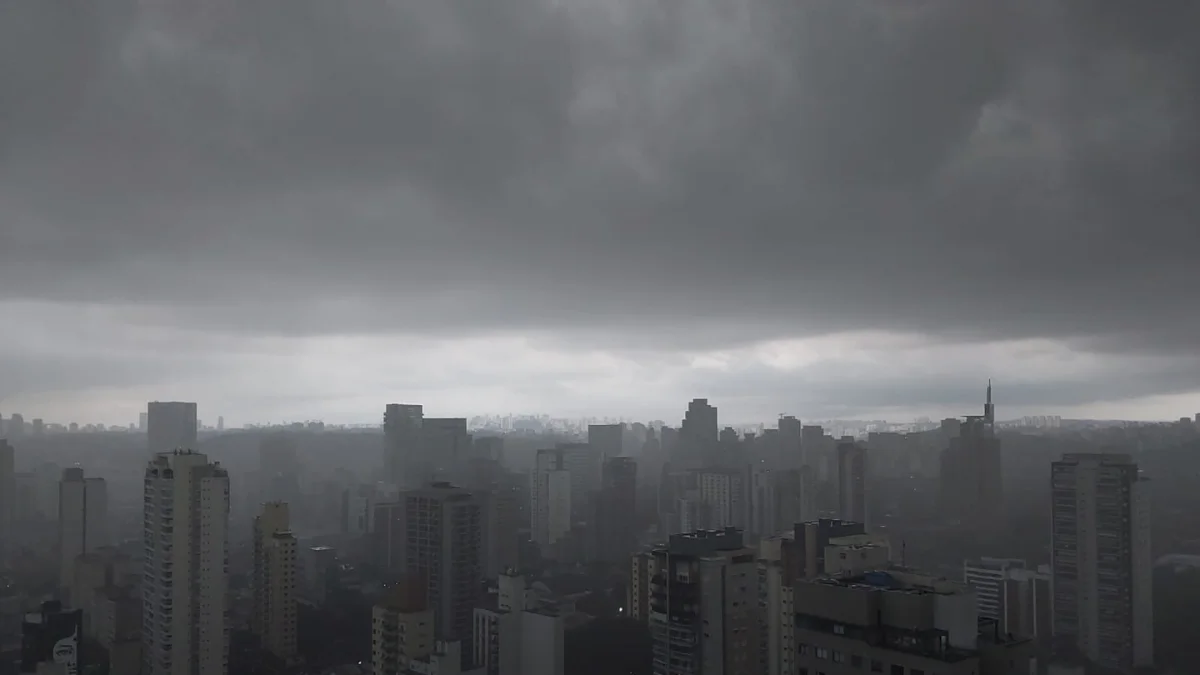 Anoiteceu: cidade de São Paulo está em estado de atenção para alagamentos