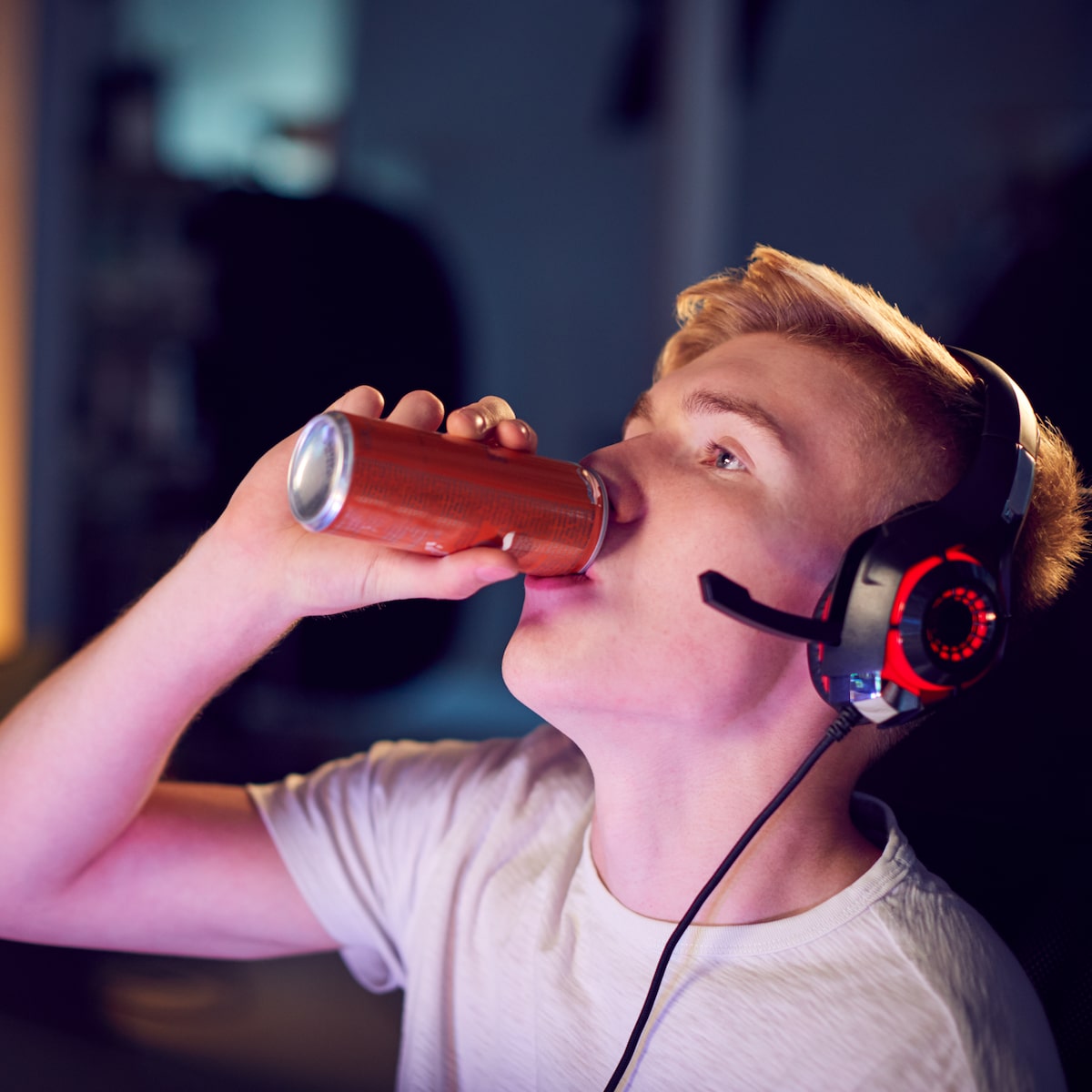 Crianças e adolescentes podem tomar energético? Entenda os riscos para o coração e o aprendizado